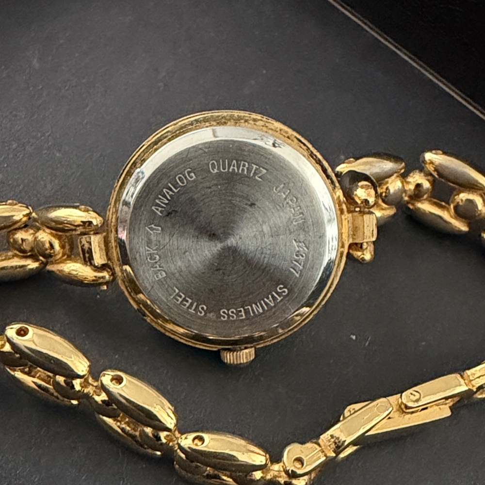 Vintage Elizabeth Taylor White Diamonds Crystal Accent Gold Tone Case Watch - Picture 3 of 4